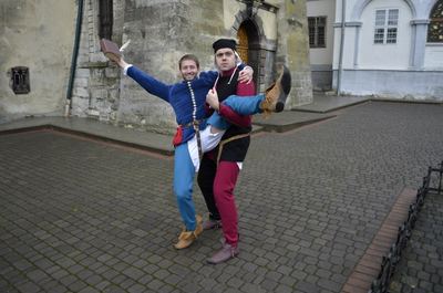 Two actors dancing on the cobblestones